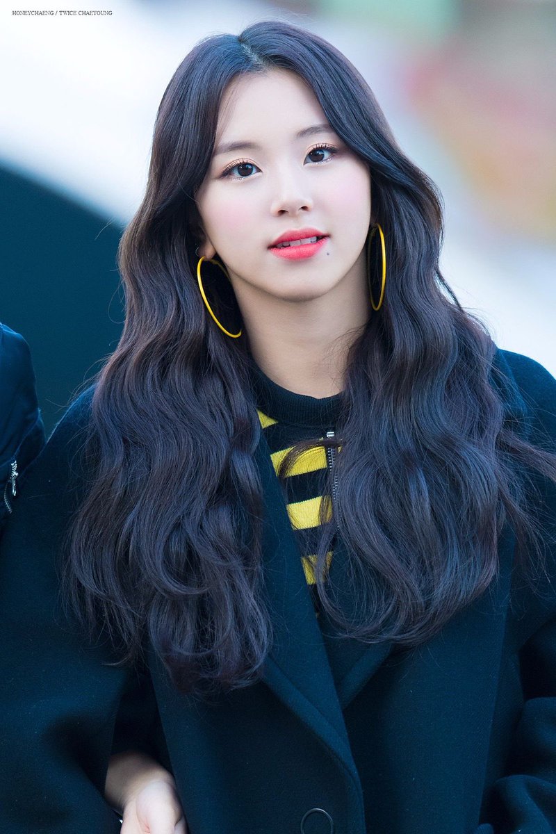 weakfortwice's tweet photo. Chaeyoung
______
Full name: Son Chae Young
Nationality: Korean
Position: Main Rapper, Sub Vocalist
Face description: Cute mole below mouth. Round eyes. Eyebrows have natural curve. Dimples. 
Personality: She’s a pacifist and multi talented. Tries to see good in everything. https://t.co/qp5FIKnej5