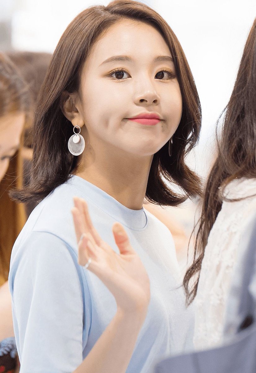 weakfortwice's tweet photo. Chaeyoung
______
Full name: Son Chae Young
Nationality: Korean
Position: Main Rapper, Sub Vocalist
Face description: Cute mole below mouth. Round eyes. Eyebrows have natural curve. Dimples. 
Personality: She’s a pacifist and multi talented. Tries to see good in everything. https://t.co/qp5FIKnej5