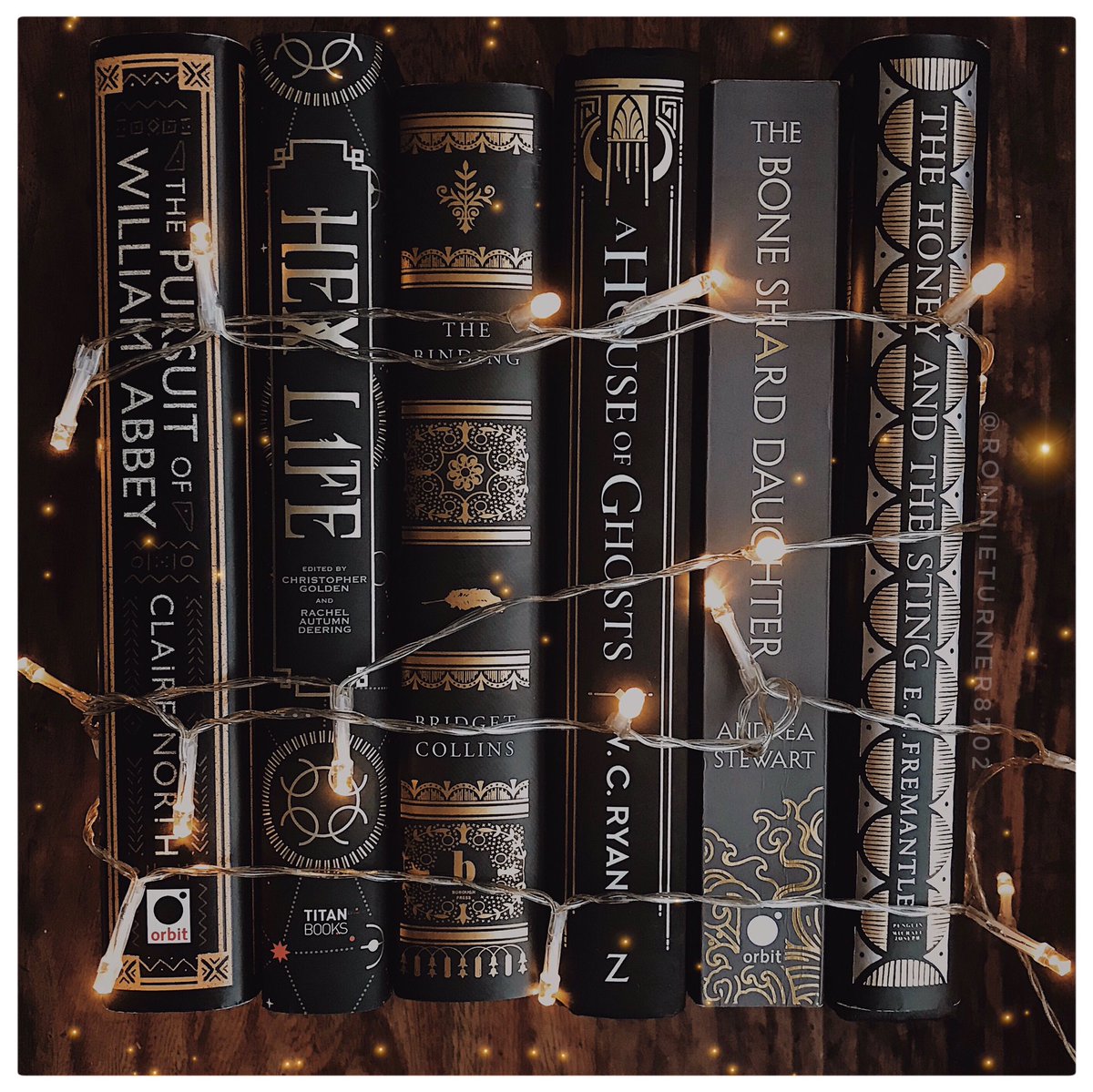 Ronnie__Turner's tweet image. Here’s a little Sunday #BookStack! I love the foil - looks like these books have just been dipped in gold 😂

Have you read any books featured? 
If you need some great reads 
(gorgeous golden books) for your shelf, these are 🔥
#bookstackchallenge #bookstacklove #bookstacksunday