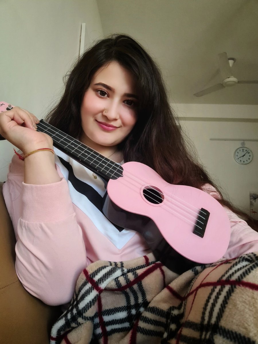 nehaltyagi08's tweet photo. परीक्षा के threshold पर procrastinate करते हुए।

पुनश्च- यह ukulele नाम का वाद्य यंत्र है। Toy guitar बोलकर परिहास ना कीजिएगा। 🙃🥲 https://t.co/eoFZsIREub