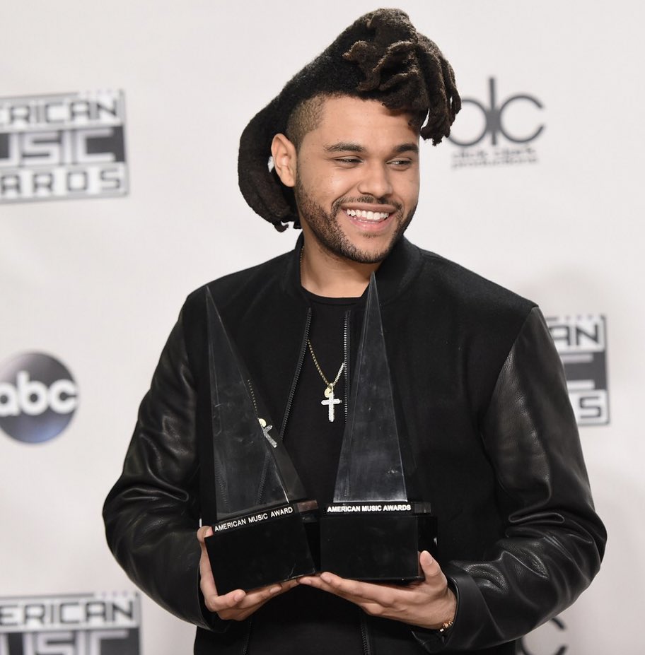 thewkndFR2's tweet photo. #RAPPEL: The Weeknd performe “In Your Eyes" avec Kenny G et “Save Your Tears" aux #AMAs ce soir et il est aussi nominé dans plusieurs catégories.

La cérémonie commence à 2H du matin en France ⬇️ https://t.co/Ypg2cUwIYZ