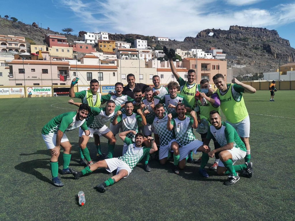 UD_ARICO_'s tweet photo. Conseguimos sumar de 3 en el día de hoy. ¡Bravo Chicos!👏🏽

Nos venimos para casa con los 3 puntos de la gomera. 

Agradecer al @bahiadesantiago por el trato y mucha suerte en lo que resta de temporada. 

#Nonosvamosarendir💚🤍 https://t.co/2igRykIWGL