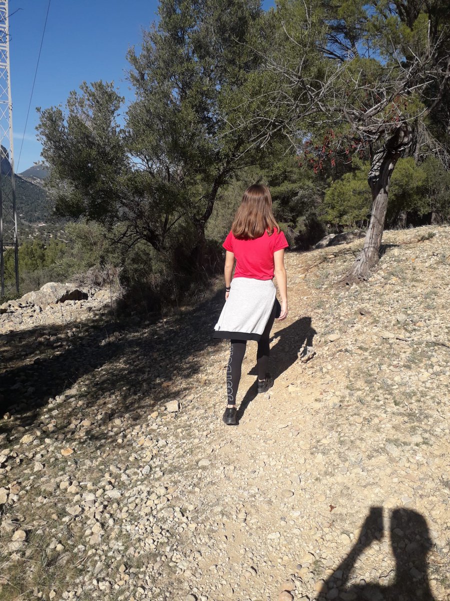 LopezColomar's tweet photo. Ahir de matí va tocar Binissalem com a destí de l'excursió. Ens vam perdre, però com ja sabeu ... Todos los caminos llegan a Roma! 🚶🏼‍♀️💪 13km ✅ #22121 #22121UIB https://t.co/kIdQJu7laU