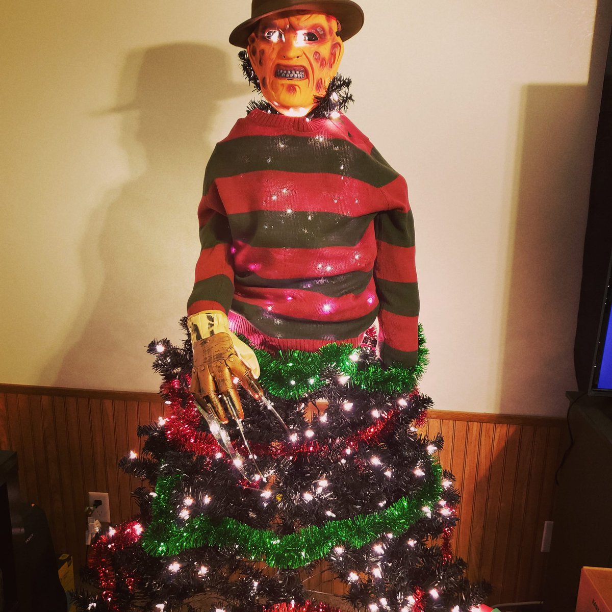_rippr's tweet photo. They always said Freddy's sweater was festive #anightmareonelmstreet #horror #FreddyKrueger https://t.co/KIQis8UDPX