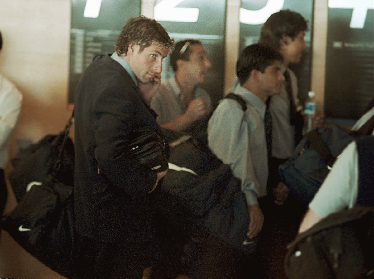 muybocaweb's tweet photo. #Boca2000: El viaje a Tokio y la charla bisagra de Carlos Bianchi
Llega noviembre del 2000 y Boca emprende un vuelo de 32 horas rumbo a Tokio. Un clima tenso en lo grupal tiene dividido al grupo entre tanto éxito. Espera el Real Madrid...
🎧 👉https://t.co/xGZTkpg4iD https://t.co/DjPPpz3hE2