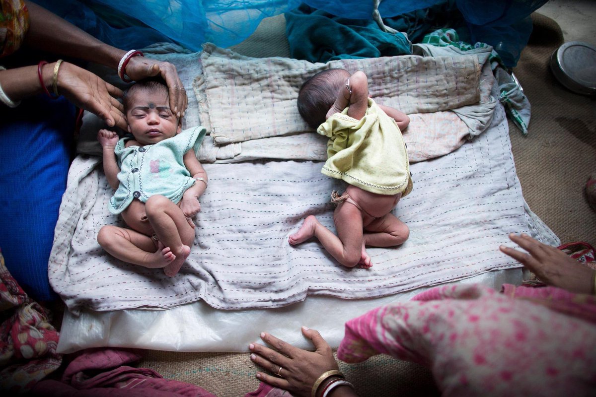 In ‘Circle of Life’ brengt Lieve Blancquaert de drie grote levensverhalen geboorte, liefde en dood samen. Deze tweelingmeisjes, geboren in West Bengalen, India, hebben haar gemotiveerd om Wedding Day te maken. Ontdek het verhaal achter deze foto in de tentoonstelling.