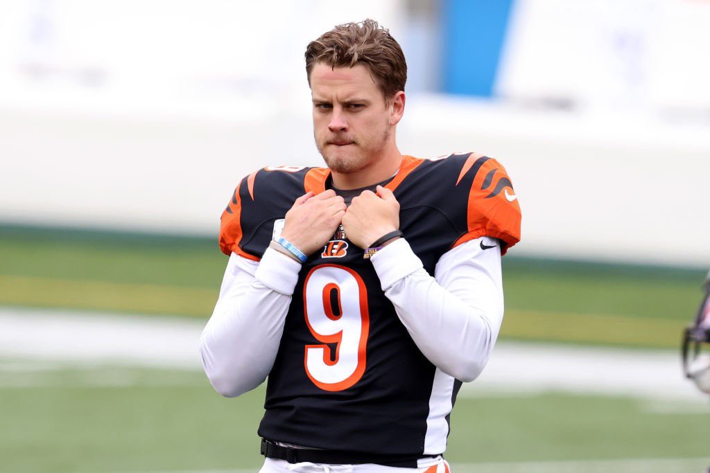 PFF's tweet photo. Joe Burrow is being carted off the field with an apparent knee injury 

Prayers up for the No. 1 overall pick🙏🙏 https://t.co/vJdN8KRsPB