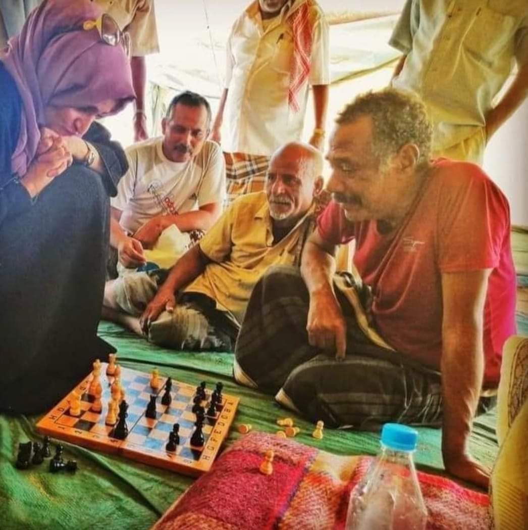 الشايب الي في الوسط 🤦🏻‍♂️😂😂