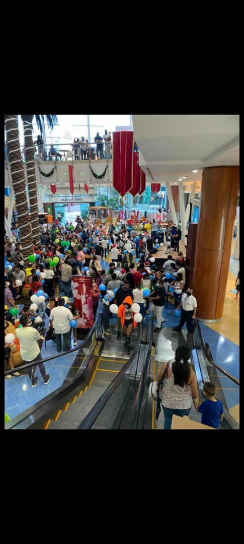 EmilioVillasana's tweet photo. Pueblo rico. Pueblo Pobre!!! Ahora son dos Venezuela. Los que compran y venden en dólares, celebran Halloween y hace colas para comprar en Blake friday. Y los que ganan en bolívares. Los que no tienen esperanza solo hambre. Los pendejos pues... https://t.co/agoOM2EJQT