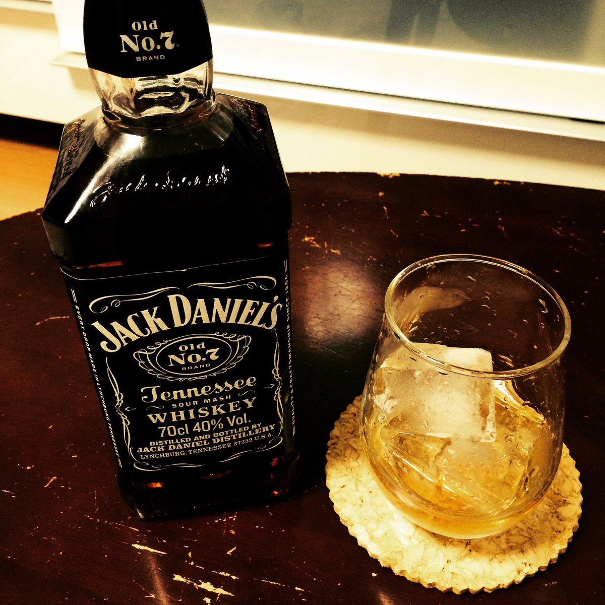 youary2's tweet photo. 睡眠薬が、エンジンかける。

全集中、お酒の呼吸、

壱の型・覚醒。

#お酒 #JackDaniels 
#arytriry https://t.co/v6ISdPtvTY