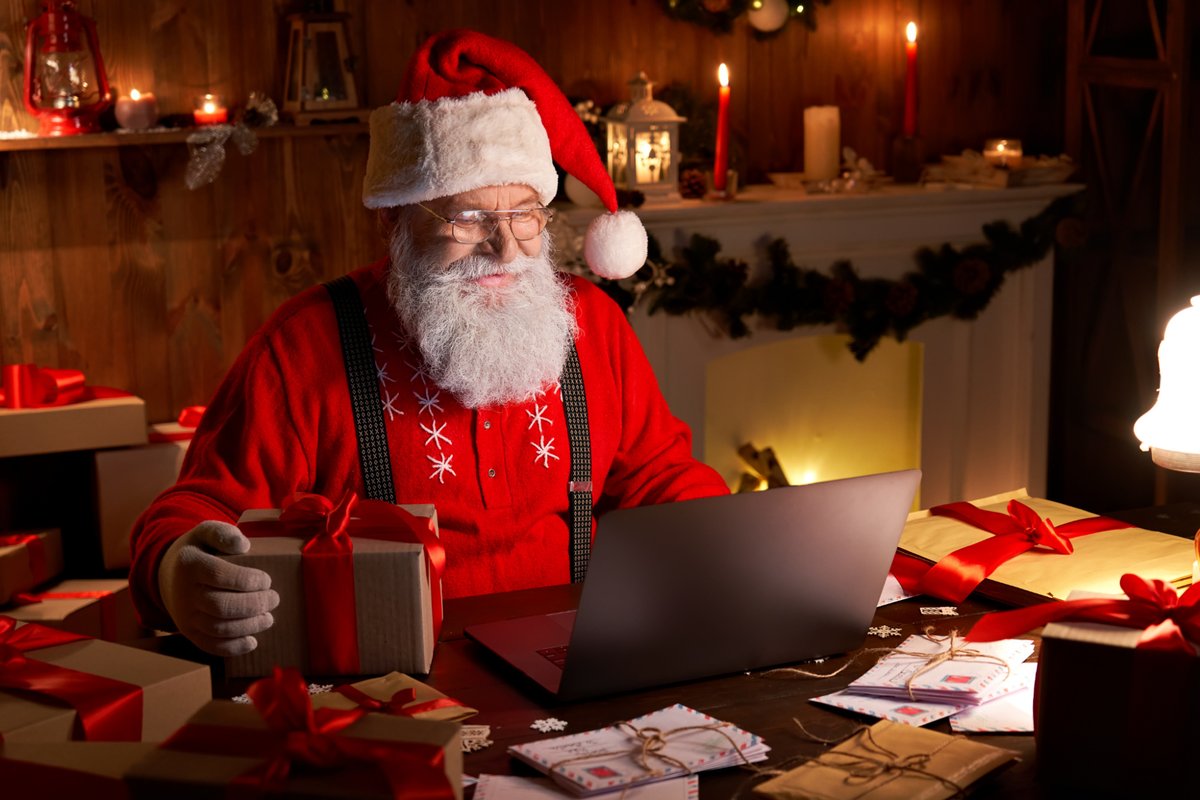 TinBoxTraveller's tweet photo. If Christmas just wouldn't be Christmas without a chat with Santa check out these three virtual grotto experiences https://t.co/prj2jxCIN3 #virtualgrotto #SantasGrotto https://t.co/FPSXkDMaO5