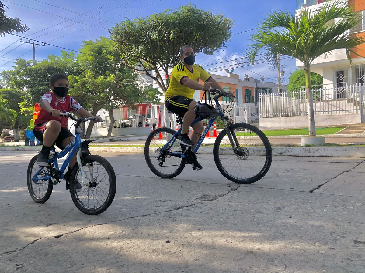 alcaldiabquilla's tweet photo. ¡Un domingo sobre ruedas! 🚴🏽‍♀️☀️
Las #CiclovíasBaq prometen convertirse en plan obligado de domingo. Hoy vivimos una mañana diferente y divertida en el norte y sur de la ciudad, un recorrido donde @TransitoBaq y @SecdeportesBaq ofreces actividades saludables para las familias 👨‍👩‍👧‍👦. https://t.co/etSBI1kklm