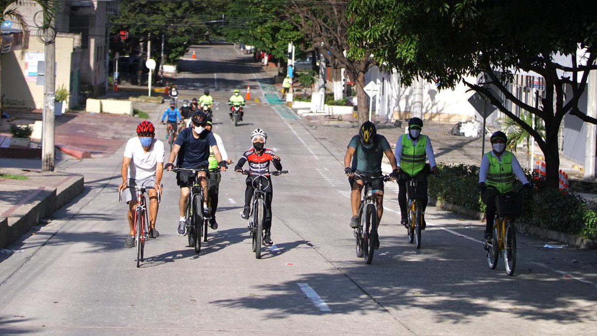 alcaldiabquilla's tweet photo. ¡Un domingo sobre ruedas! 🚴🏽‍♀️☀️
Las #CiclovíasBaq prometen convertirse en plan obligado de domingo. Hoy vivimos una mañana diferente y divertida en el norte y sur de la ciudad, un recorrido donde @TransitoBaq y @SecdeportesBaq ofreces actividades saludables para las familias 👨‍👩‍👧‍👦. https://t.co/etSBI1kklm
