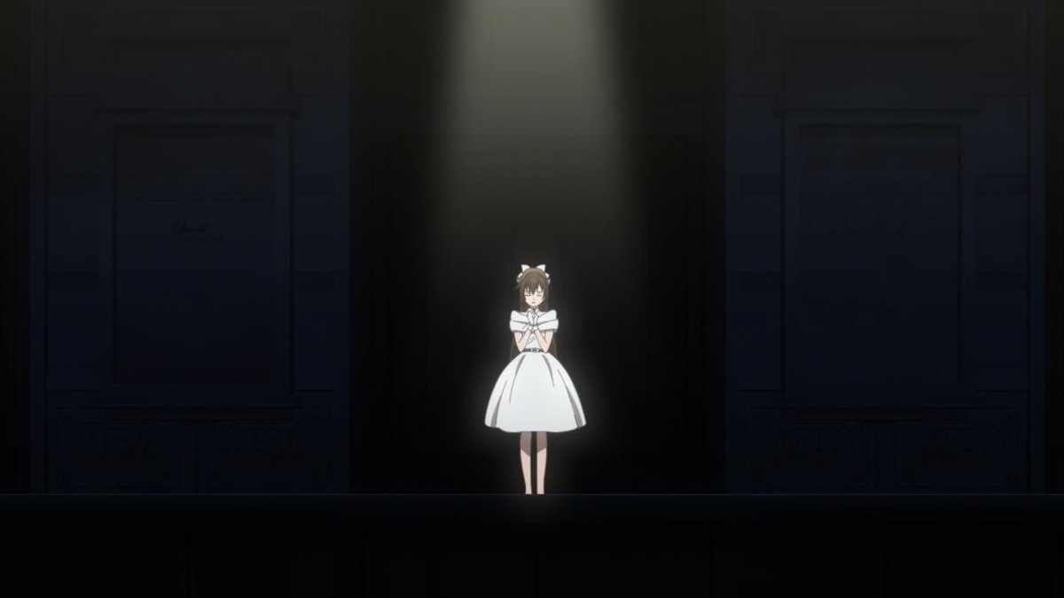 Firstly I want to point out how cool it is that the episode itself begins with a single spotlight over a dark stage, the main focus being of course, Shizuku (Although this isn’t exactly her).