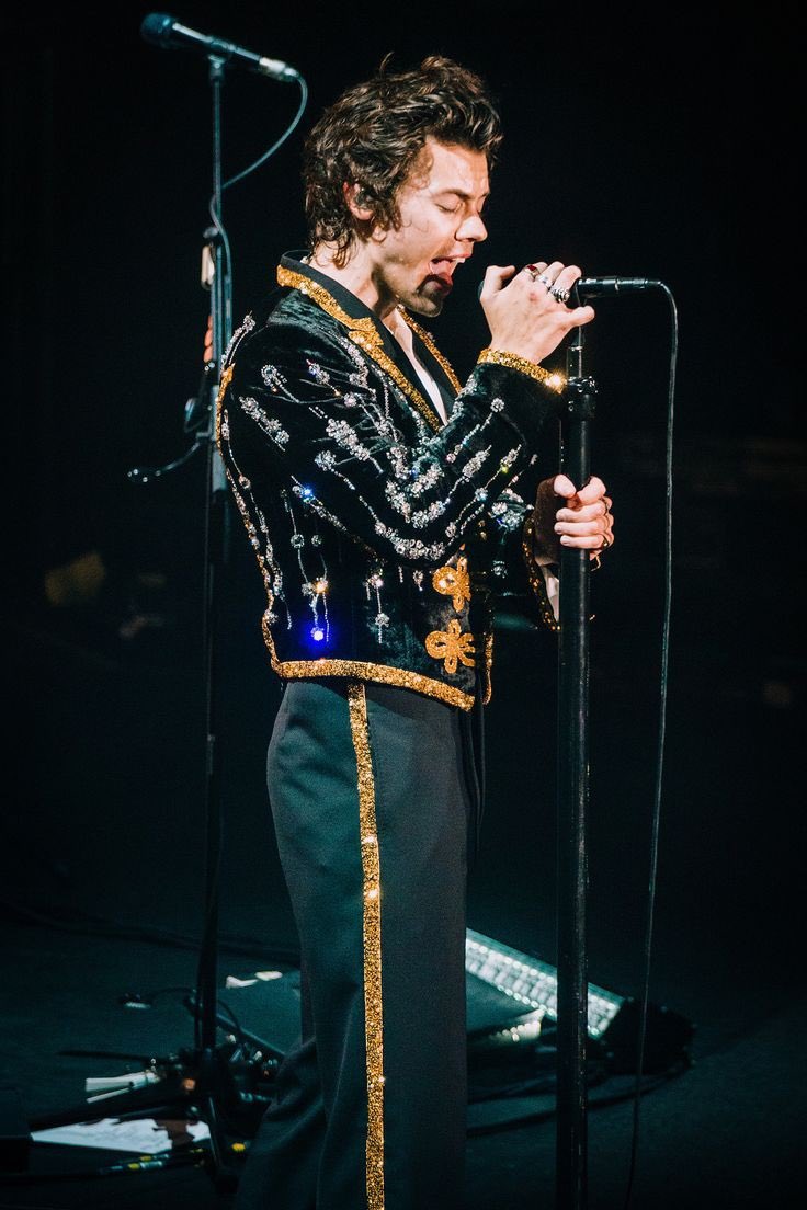 harry styles outfits that i absolutely adore. a long but necessary thread;in a random order**