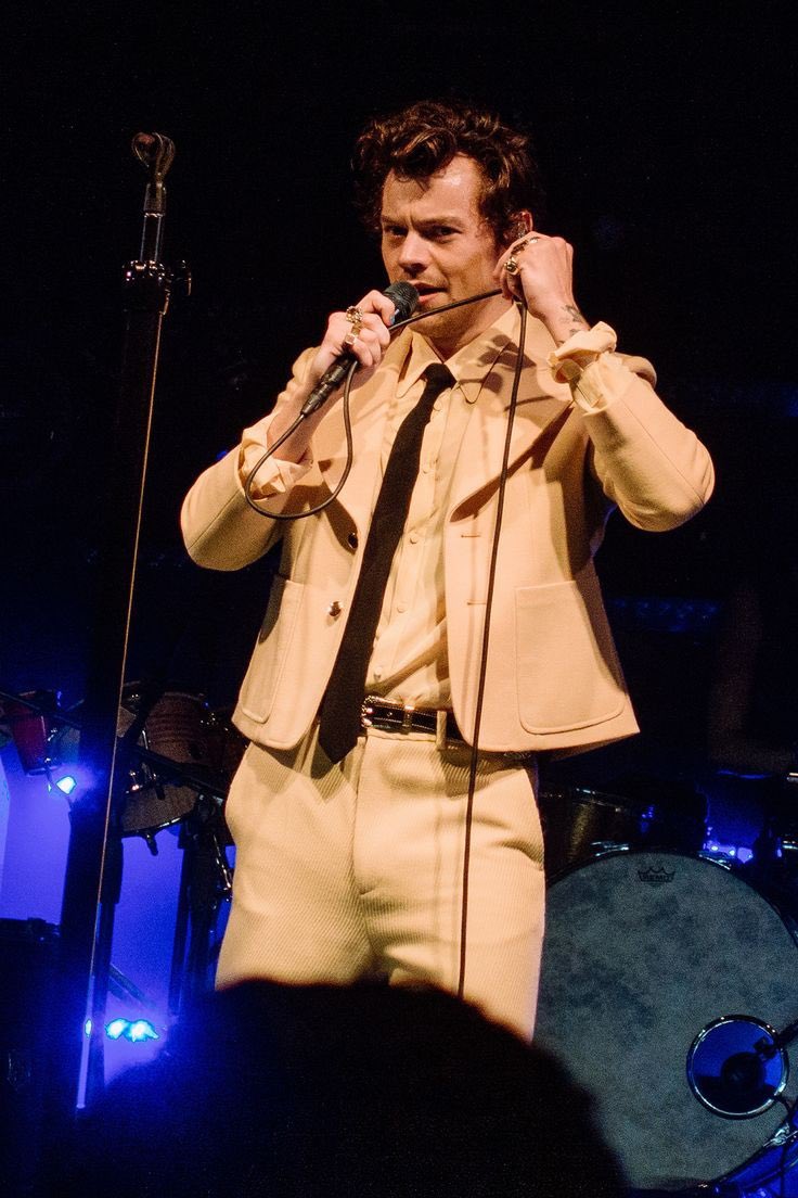 harry styles outfits that i absolutely adore. a long but necessary thread;in a random order**