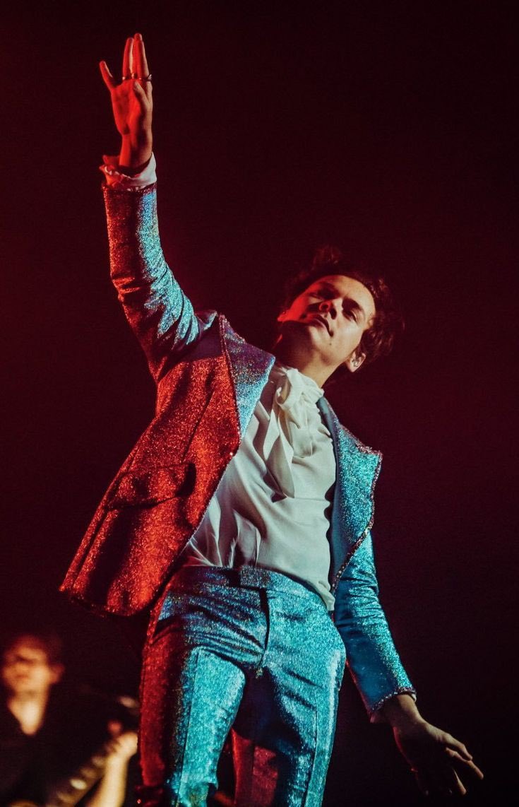 harry styles outfits that i absolutely adore. a long but necessary thread;in a random order**