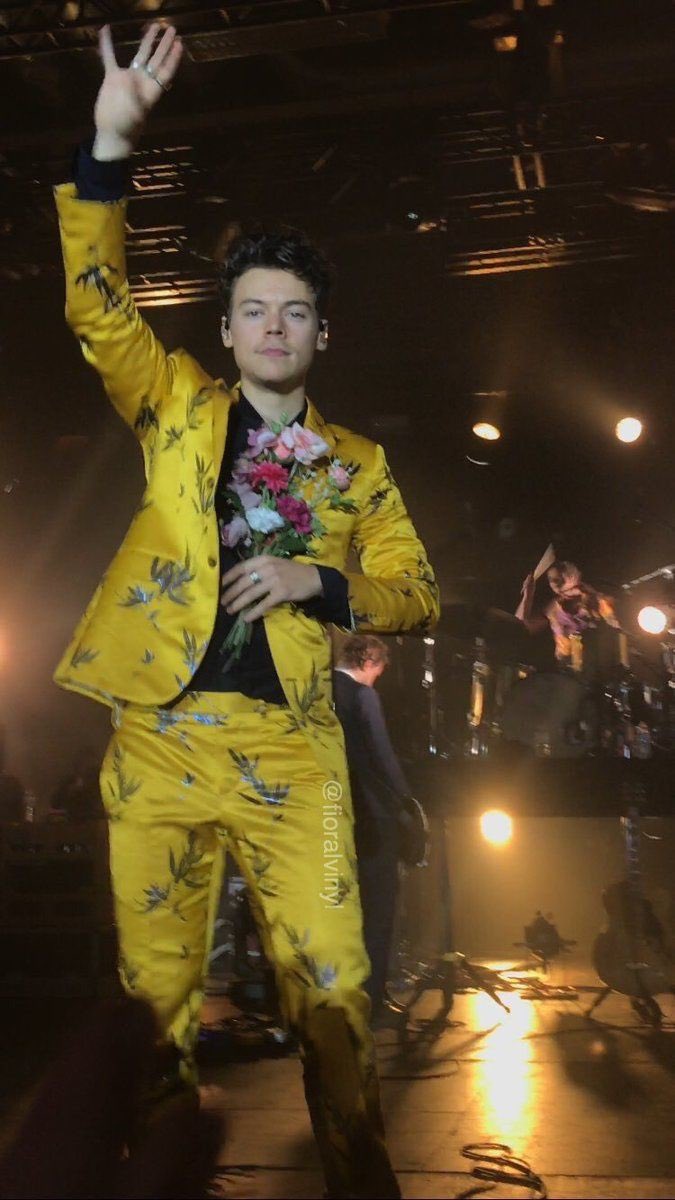 harry styles outfits that i absolutely adore. a long but necessary thread;in a random order**