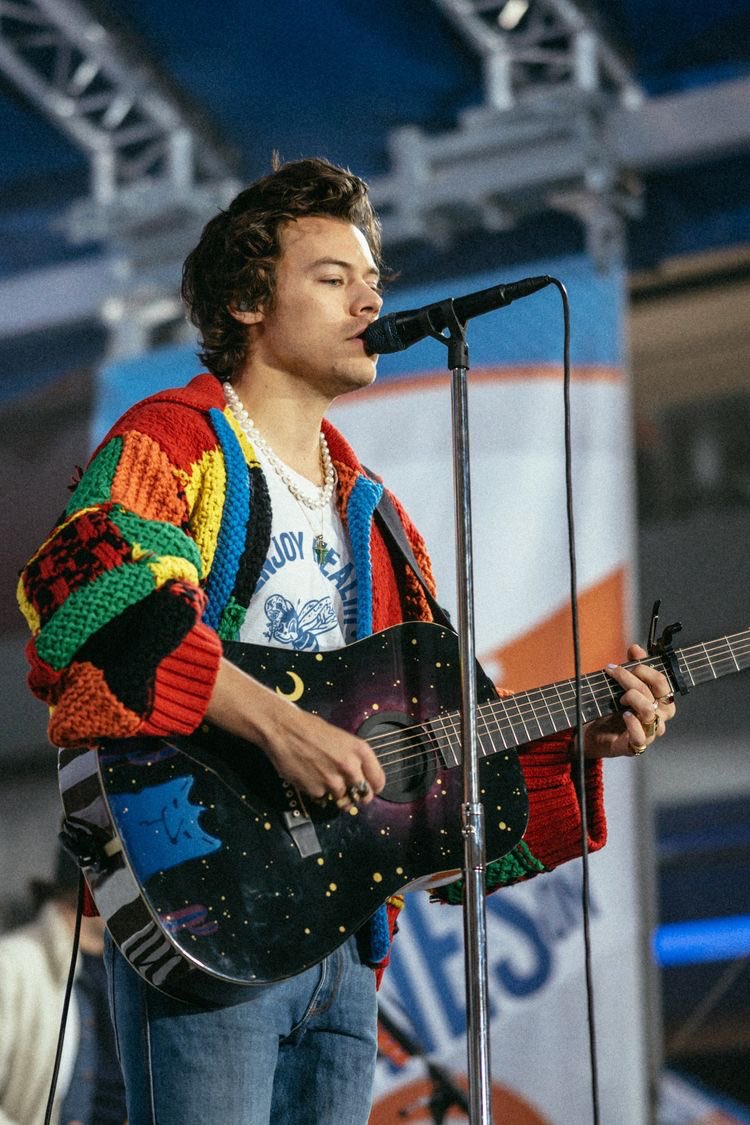 harry styles outfits that i absolutely adore. a long but necessary thread;in a random order**