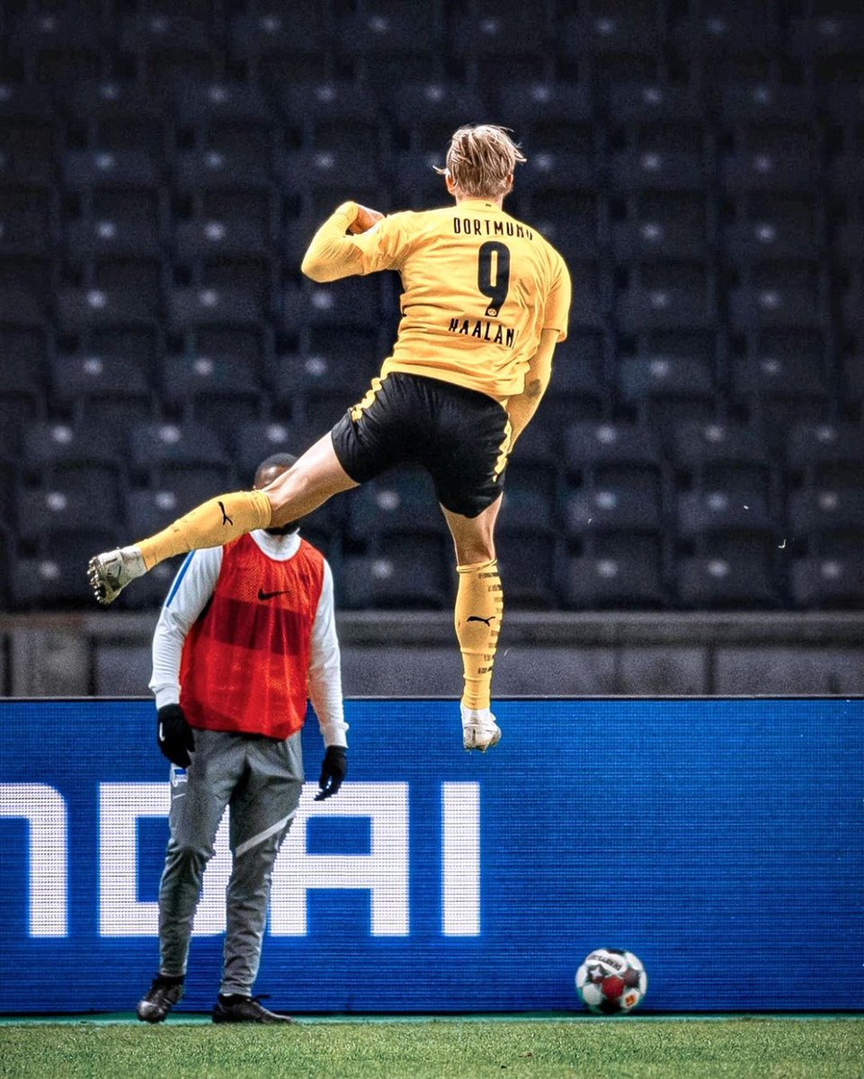 MotivacionesF's tweet photo. The golden boy 💥🚀 https://t.co/LHIpKBZQEX