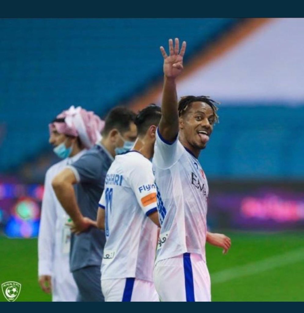 alshamri0000's tweet photo. @All_sports0 صارو 4 😂🖐🏻 https://t.co/ULfQCn3gUg