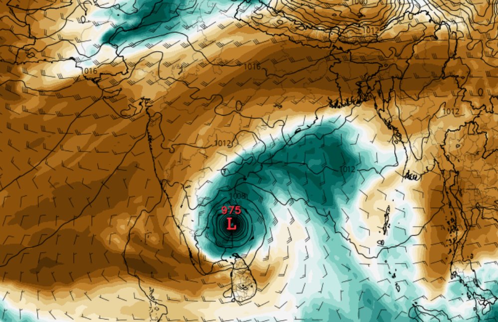 Rajani_Weather's tweet photo. #WeatherFeatures
Cat-2/3 Cyclone to cross #TamilNadu coast on 25-Nov. Moisture pull of cyclone from N-NE
Convergence of winds seen over S #Andhra on 24-Nov extending to #Rayalaseema on 25-Nov
Trough extending to NW of cyclone passing #Rayalaseema https://t.co/X0VNxizbae