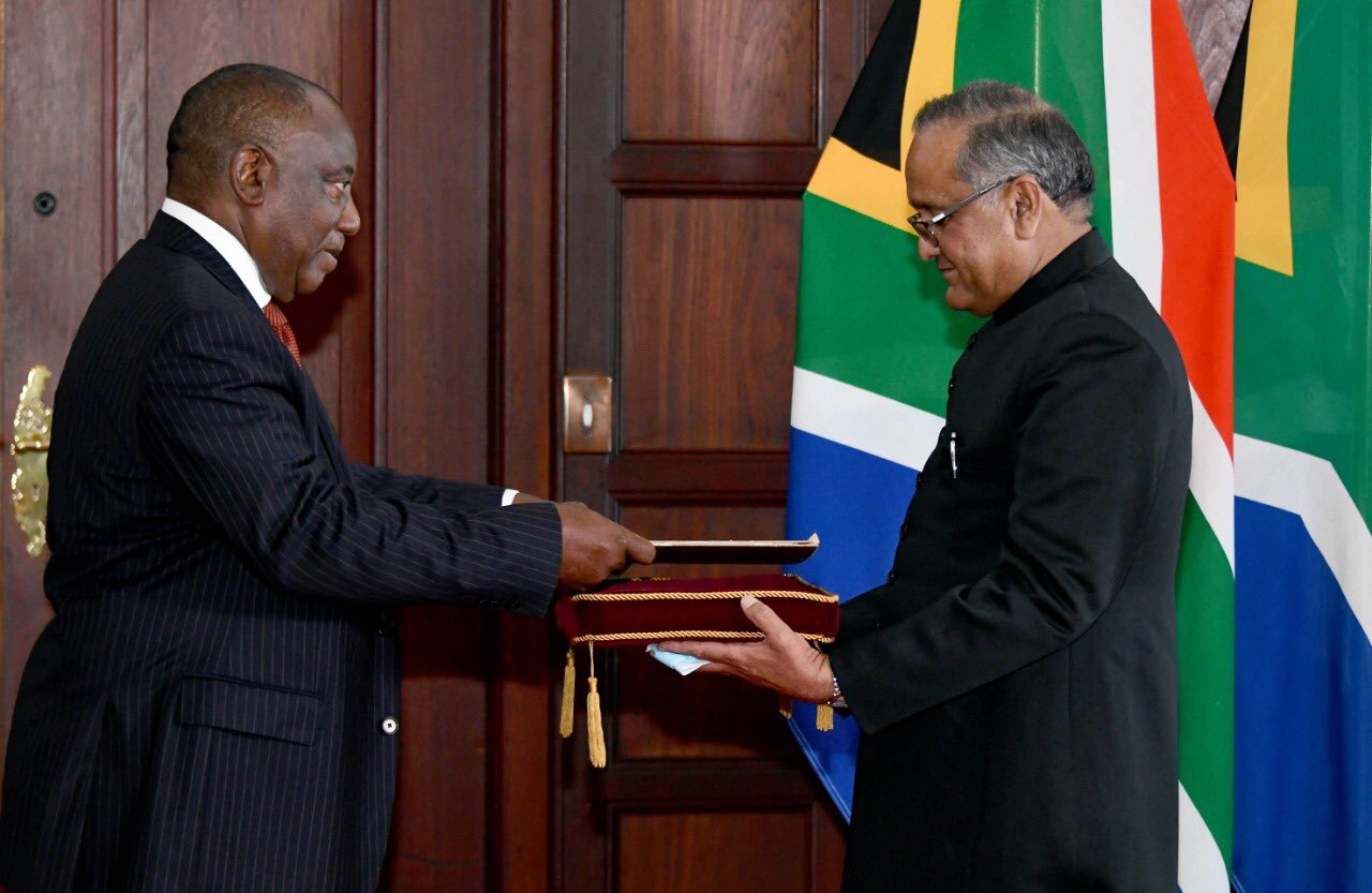 Presidency | South Africa 🇿🇦 on Twitter: "🇿🇦 High Commissioner of the  Islamic Republic of #Pakistan 🇵🇰 His Excellency Dr Mazhar Javed presents  his Letter of Credence to His Excellency President @CyrilRamaphosa #