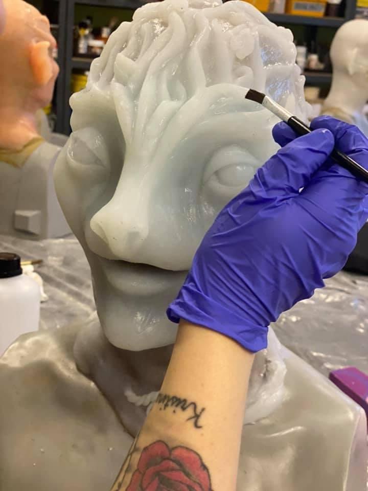 Painting of the silicone masks... I love this part so much 😍 So great to see the students work on the final touches of their mask creation! I’m a very proud teacher  💕👊🤩 /Petra Shara Stoor

#helsinglight #siliconemaskmaking #siliconemask #smoothon #smoothonproducts #sfx