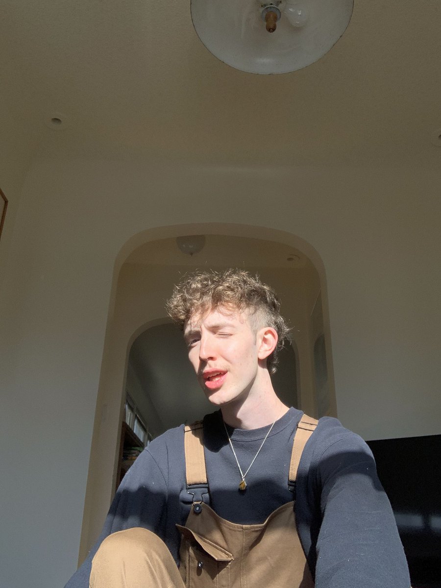 DawsBoot's tweet photo. Wore my overalls for the occasion https://t.co/PsCsVozd1N