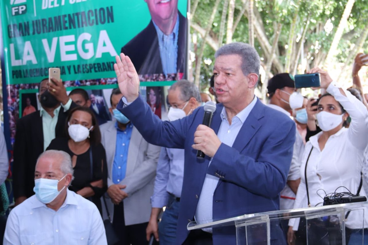LeonelFernandez's tweet photo. Es motivo de gran orgullo estar hoy en la provincia de La Vega, la tierra natalicia del profesor Juan Bosch, para continuar avanzando en el fortalecimiento de la democracia desde la Fuerza del Pueblo. Bienvenidos compañeros y compañeras, gracias por su apoyo. https://t.co/9fzhsfvgBe