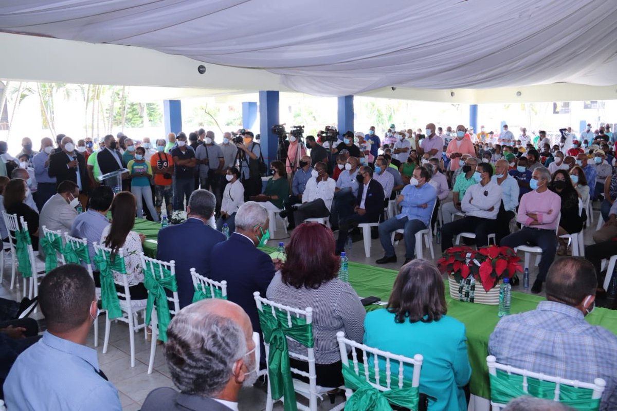LeonelFernandez's tweet photo. Es motivo de gran orgullo estar hoy en la provincia de La Vega, la tierra natalicia del profesor Juan Bosch, para continuar avanzando en el fortalecimiento de la democracia desde la Fuerza del Pueblo. Bienvenidos compañeros y compañeras, gracias por su apoyo. https://t.co/9fzhsfvgBe