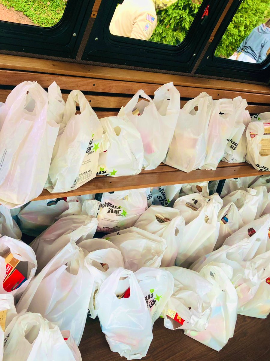 speedofwhite's tweet photo. Thank you @SRose4District1 for coordinating 100+ full Thanksgiving Dinners (complete with Turkey) delivered to families in need. 50 of those dinners were distributed to families at GBV this afternoon. https://t.co/sNt9kvFHAo