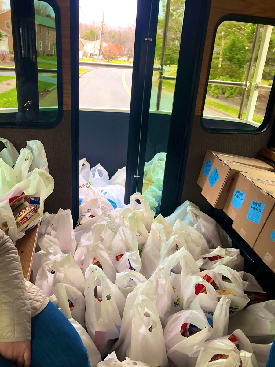 speedofwhite's tweet photo. Thank you @SRose4District1 for coordinating 100+ full Thanksgiving Dinners (complete with Turkey) delivered to families in need. 50 of those dinners were distributed to families at GBV this afternoon. https://t.co/sNt9kvFHAo