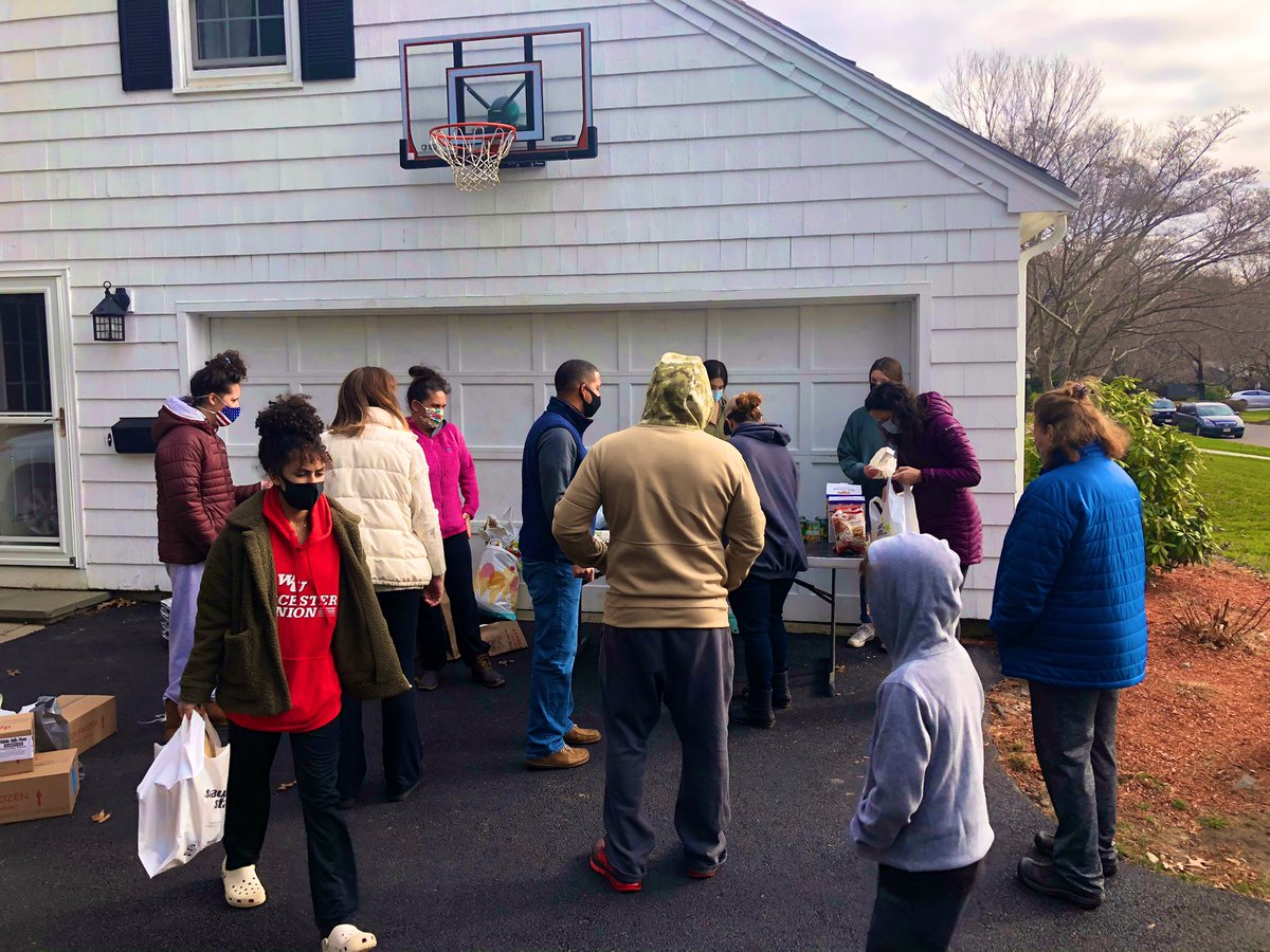 speedofwhite's tweet photo. Thank you @SRose4District1 for coordinating 100+ full Thanksgiving Dinners (complete with Turkey) delivered to families in need. 50 of those dinners were distributed to families at GBV this afternoon. https://t.co/sNt9kvFHAo