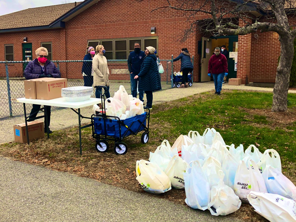 Thank you @SRose4District1 for coordinating 100+ full Thanksgiving Dinners (complete with Turkey) delivered to families in need. 50 of those dinners were distributed to families at GBV this afternoon.