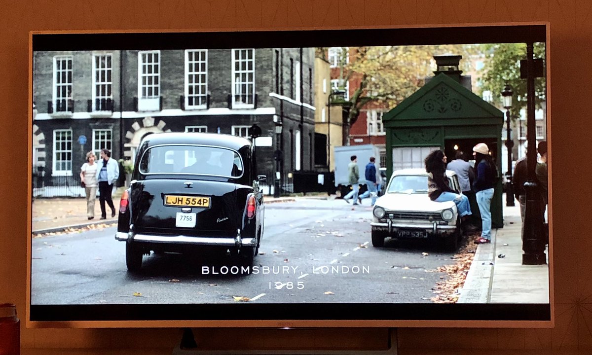 Ok, who knows where this green hut is? May ‘not’ be in Bloomsbury. From S4 of The Crown #thecrown #taxi #cabbieshelter