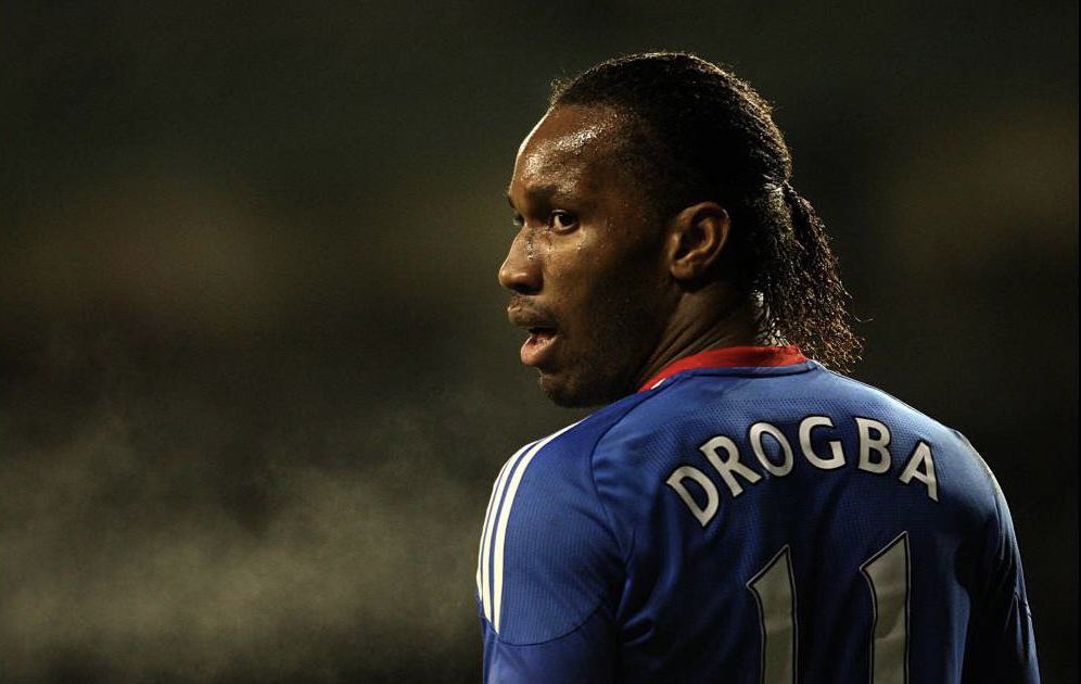Didier Drogba restera comme l’un des meilleurs attaquants de sa génération.. Déployez les bras, glissez sur les genoux, c’est l’heure d’honorer Mister Drogba !  Retour sur la carrière de la légende de Chelsea, sous forme de THREAD, bonne lecture ! 