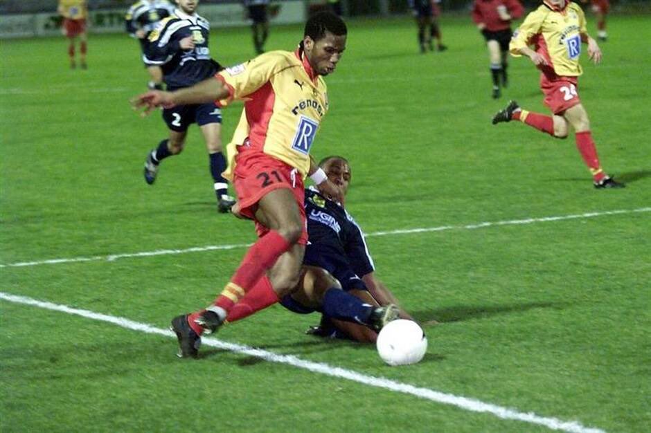 Didier Drogba enchaîne alors une saison pleine puis se reblesse, il perd inexorablement sa place au profit de Daniel Cousin, son coach le décale sur le côté, on est loin de l’idylle..Après 70 matchs et 14 buts au Mans, Drogba fait ses valises au mercato hivernal 2002.