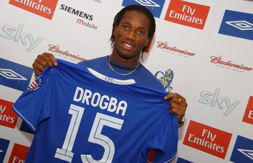 C’est l’offre de Chelsea qui sera retenu par l’OM et Drogba, l’ivoirien débarque à Londres en juillet 2004 contre 37,5 millions d’euros, record du club phocéen à l’époque..Il rejoint un club dont le nouveau coach n’est autre que.. José Mourinho, promesse tenue.