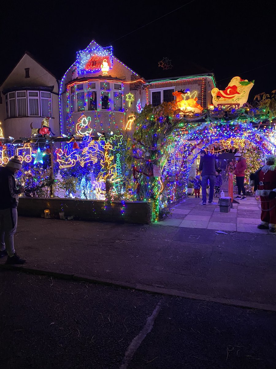 ChrisMilliganUK's tweet photo. My Dad, Brother and I walked up to Croxley tonight to see Dave Edwards (aka Mr Christmasโs) house. Been a big part of many families lives visiting here including ours. A true local legend!
RIP Mr Christmas #croxleygreen #DaveEdwards #croxley @BBC3CR https://t.co/jwS3jGQh4I
