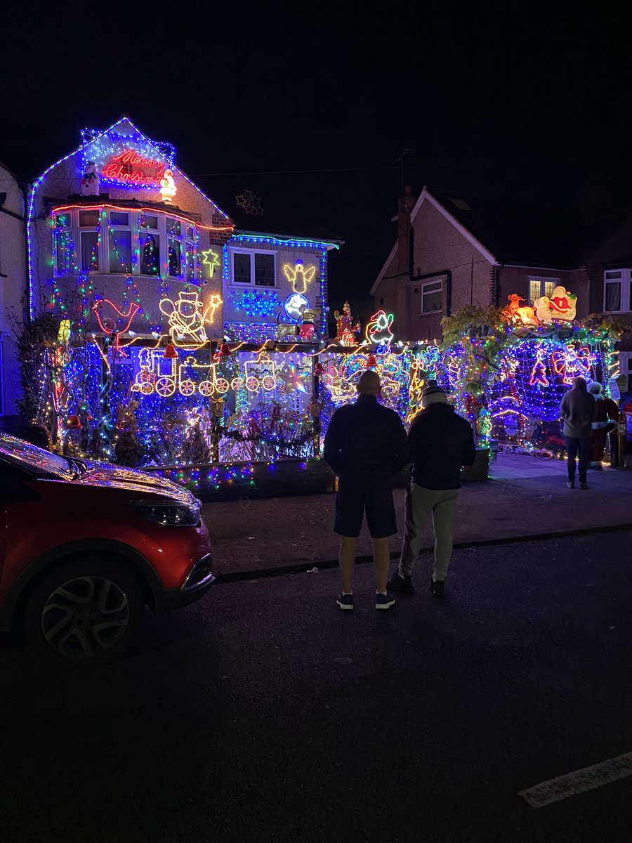 ChrisMilliganUK's tweet photo. My Dad, Brother and I walked up to Croxley tonight to see Dave Edwards (aka Mr Christmasโs) house. Been a big part of many families lives visiting here including ours. A true local legend!
RIP Mr Christmas #croxleygreen #DaveEdwards #croxley @BBC3CR https://t.co/jwS3jGQh4I