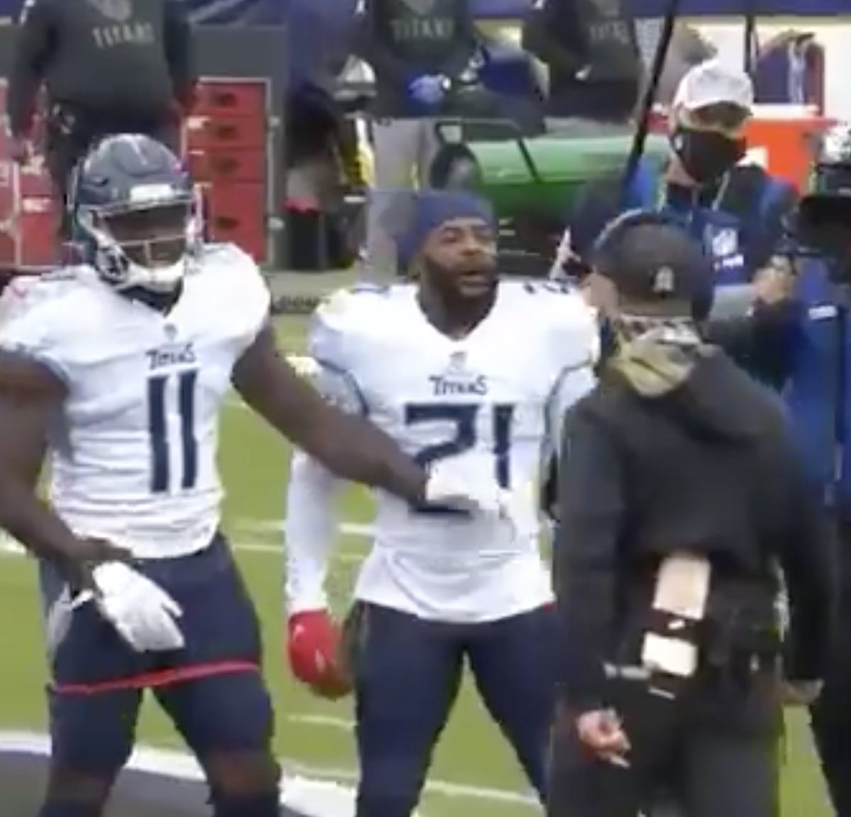 BleacherReport's tweet photo. Ravens and Titans got heated after Tennessee was standing on the logo 😳
This AFC Divisional round rematch has some tension. https://t.co/3ydkoFyA9N