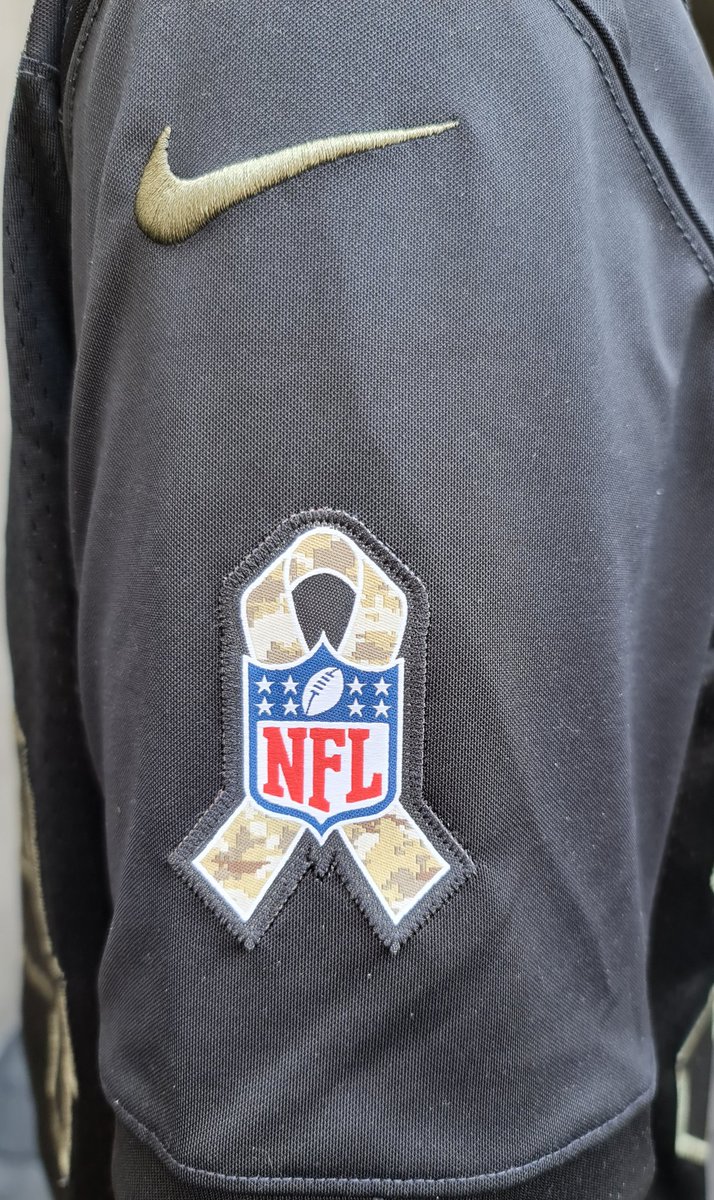 Casmad_'s tweet photo. #PatriotsUnited Feliz aniversario #GoPats
@Patriots
Usamos el jersey en honor a Bruschi y al servicio militar! #PatsvsTexans https://t.co/AoFDUgcHLo