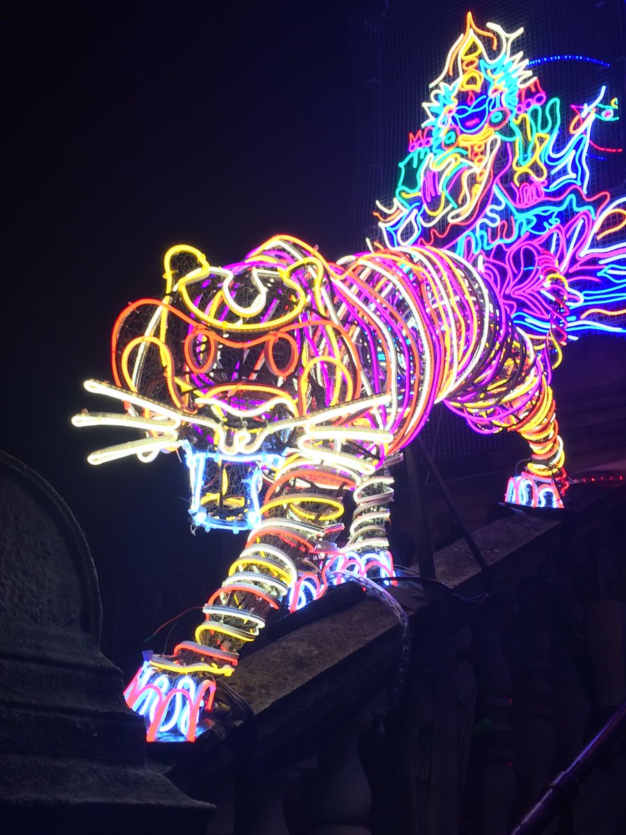 Bubelita's tweet image. Much-needed boost of brightness in these dark days. And, live art again - what a joy! Absolutely radiant 💛🐅 #diwali #tatebritain #chilakumariburman