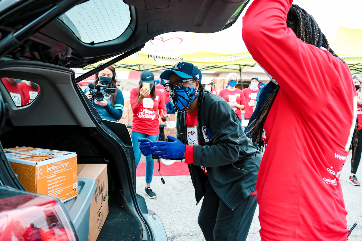 MavsOffCourt's tweet photo. "We’re doing what we can to give these people a safe environment and show them some love all at the same time, and then feed them.” - Mavs CEO @cyntmarshall. 

Recap from yesterday’s event https://t.co/LdZdYc92xi writer @DwainPrice: https://t.co/YesR1iR37y https://t.co/XqEk5RxMyO