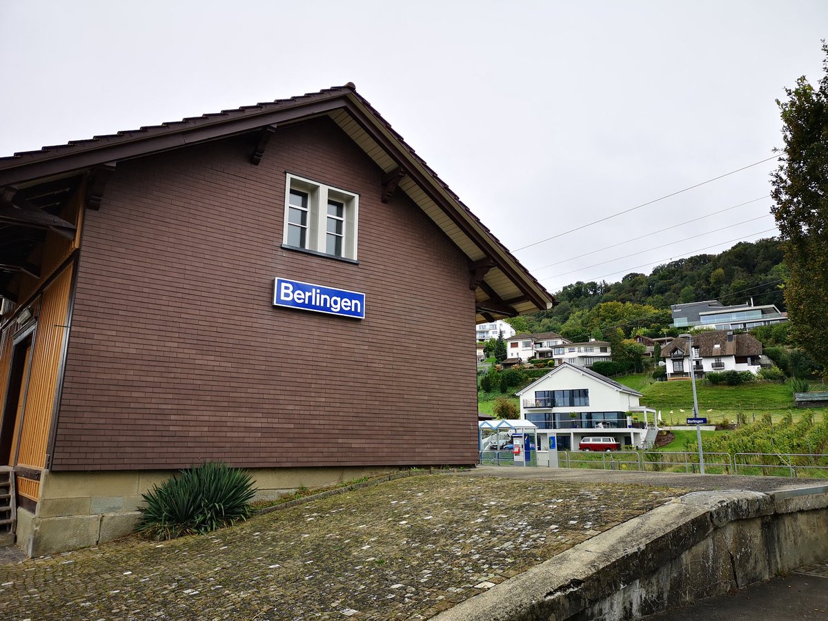 sabe017's tweet photo. Bahnhof Berlingen in der Schweiz, habe es im September fotograhiert wo reisen noch möglich war @Bahnhofsoma @khgdrn #dbhackathon https://t.co/rqi4uHjwKz