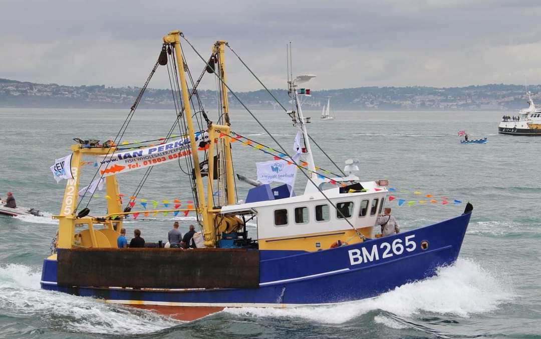 This is the Joanna C, a scalloper from <a href="/Brixham/">Brixham</a> which tragically sank off Newhaven yesterday. Two crew remain missing, with one rescued while clinging to a buoy. Please support this GoFundMe page which helps the families ➡️
gofundme.com/f/rasing-funds…