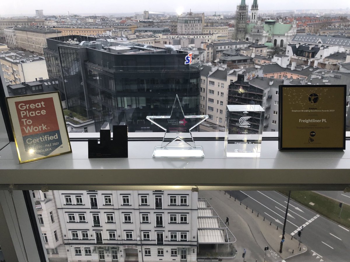 FreightlinerPL's tweet photo. Nasza półka z trofeami za kampanię #EmployerBranding #Najsilniejsi 💪:
🏅 #GreatPlaceToWork certificate
🏆 #Effie 2020
🏆 #EBStars 2019
🏆 #Magnes 2019 @puls_biznesu
🏅 #EB Excellence Awards 2019 https://t.co/DwNglEl9Bw