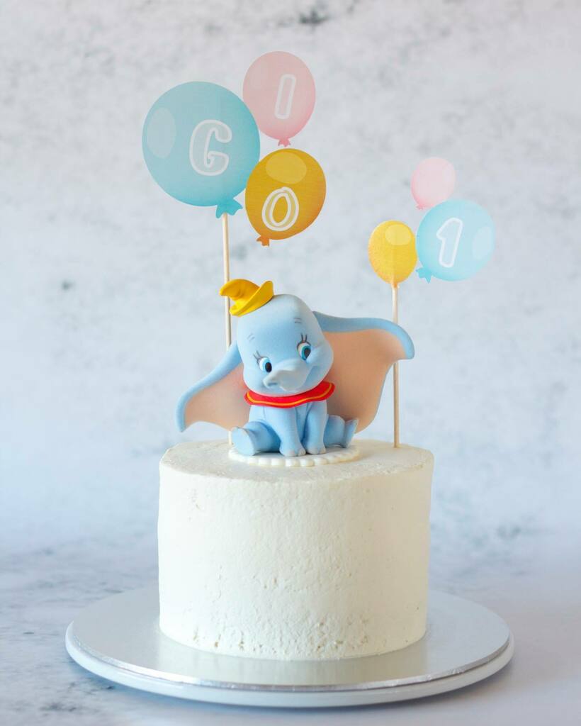 AliceBakery_es's tweet photo. El primer cumpleaños del pequeño Gio🎂👶🏼🎈. Muchas gracias @lyltii por pensar en mi para la tarta de su primer aniversario🙏🏻❤️.
•
•
•
#one #primercumpleaños #babycumpleaños #happybirthday #birthday #tartadechocolate #exitoseguro #dumbo #disney #glo… https://t.co/eUCIb3GpgI https://t.co/yKC59i1uHT