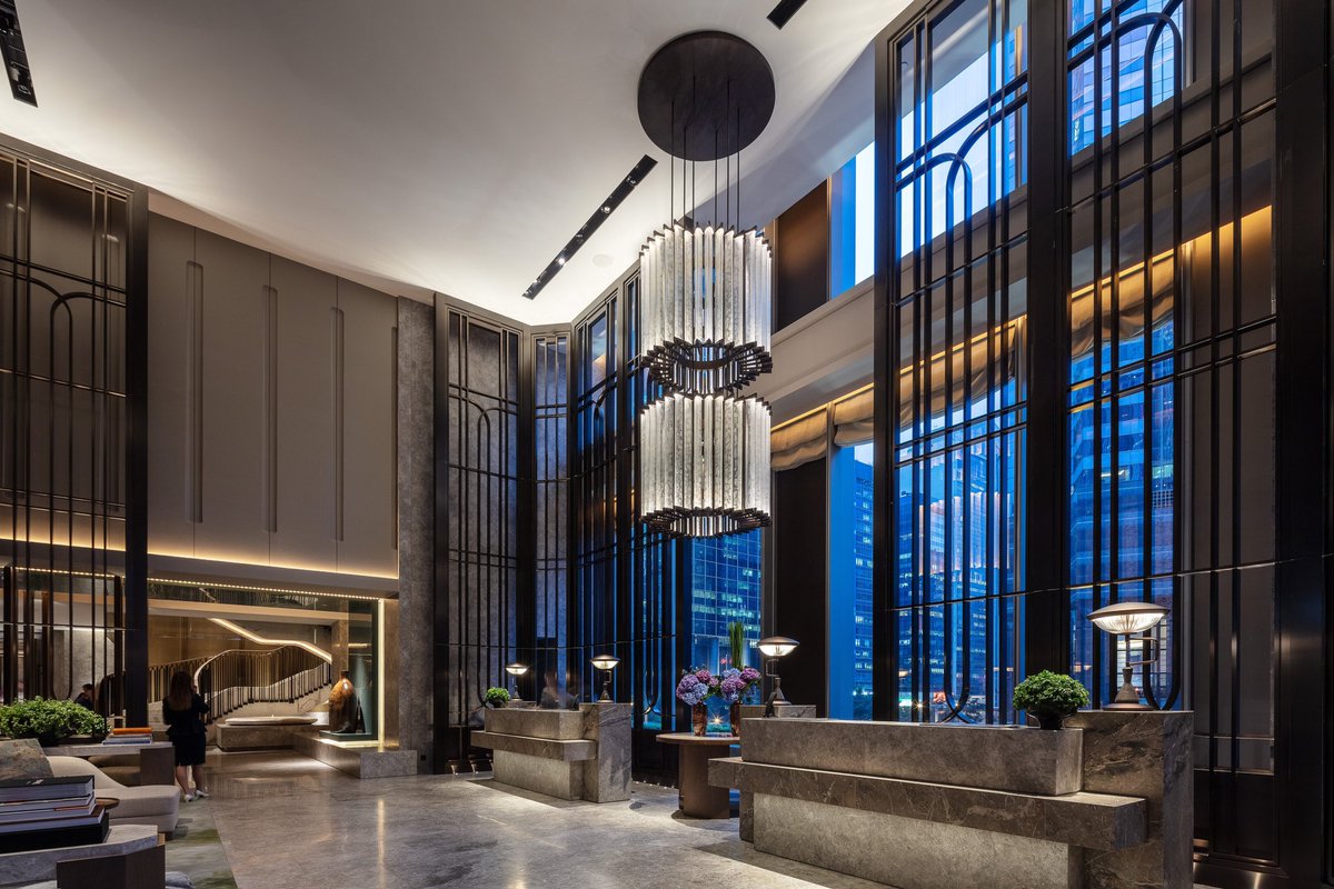 MartynWhiteLDN's tweet photo. The gorgeous glass sculpture and lighting centrepiece created by @LasvitDesign in reception of The St. Regis Hong Kong hotel designed by André Fu. #lighting #interiordesign #andrefu #stregishotel #lightingdesign https://t.co/9JujuL4IhL
